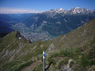 Weg südlich vom Gipfel mit Aussicht auf Chur mit dem Calanda rechts.