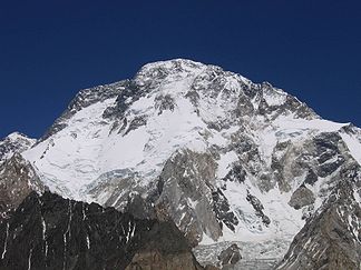 Die drei Gipfel des Broad Peak: Nord- (ganz links), Mittel- (linkes Bilddrittel) und Hauptgipfel (Bildmitte)