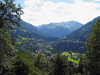 Bad Gastein vor dem Radhausbergmassiv, dem Nordteil der Gamskarlspitzengruppe, Blick nach Süden