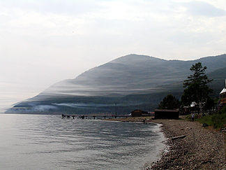 Blick auf die Berge des Baikalgebirges im Sommer von Bolshiye Koty aus am Südwestufer des Baikalsee