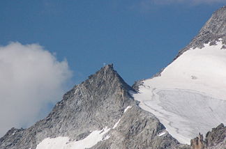Barmer Spitze mit Gipfelkreuz gesehen vom Fenneregg