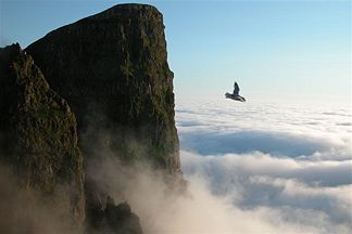 Der Beinisvørð ragt aus dem Wolkenmeer