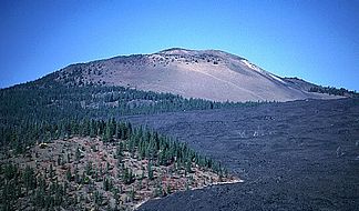 Der Vulkan Belknap mit Lavaströmen im Vordergrund
