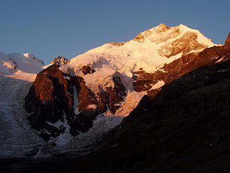 Piz Bernina bei Sonnenaufgang, gesehen von der Bovalhütte, ganz rechts der Biancograt