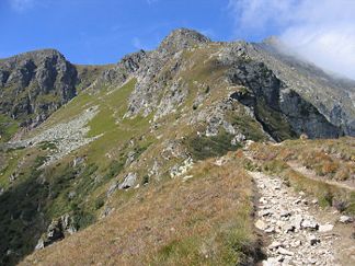 Gipfelaufbau, von Südosten aus gesehen, rechts dahinter die Sonntagskarspitze, links der Kleine Bösenstein