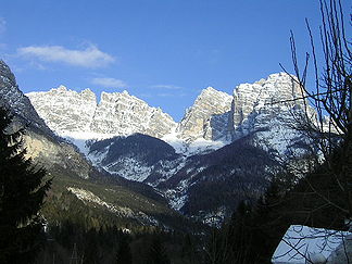 Sicht auf die Gruppe von Forno di Zoldo, links die Sfornioi und rechts der Scharte Sasso di Bosconero und Rocchetta Alta di Bosconero