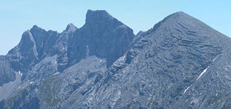Von links nach rechts: Hintere Brandjochspitze, Hohe Warte, Kleiner Solstein, Großer Solstein. Aufgenommen von der Reither Spitze (von West-Nordwest)
