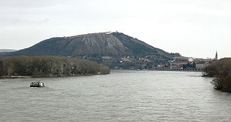 Braunsberg von Westen, davor die Donau