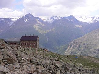 Der Große Ramolkogel (in direkter Verlängerung der Hütte) von der Breslauer Hütte (von Nordwesten) aus gesehen. Links und rechts davon der Nördliche und der Kleine Ramolkogel