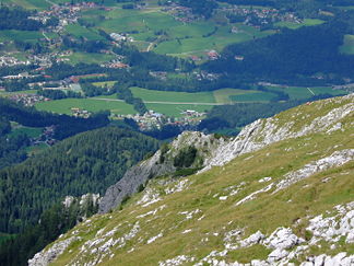 Die Brettgabel in der Bildmitte. Im Vordergrund der nordwestliche Grat. Im Hintergrund der Berchtesgadener Talkessel.