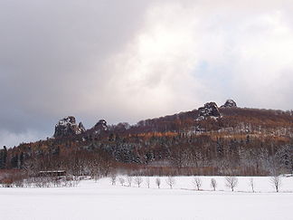 Blick auf Nordwestbereich des Istenbergs mit Bruchhauser Steinen