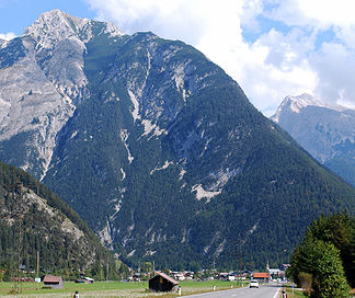 Brunnsteinspitze von Südwesten, im Vordergrund Scharnitz. Der Gipfel der Rotwandlspitze ist aus dieser Perspektive verdeckt.