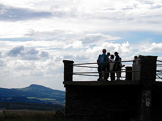 Wanderer auf der Aussichtsplattform. Links die Milseburg