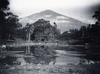 COLLECTIE TROPENMUSEUM Gezicht op een meer en de vulkaan Cereme oftewel Ciremai TMnr 60005195.jpg