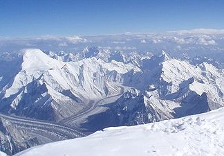 Chogolisa (links) vom Gipfel des K2 aus gesehen