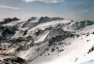 von den nordwestlich gelegenen Schöntaufspitzen gesehen, von links: III., II. und rechts der Hauptgipfel