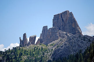 Cinque Torri vom Falzaregopass (von Westen). Von links nach rechts: Quinta Torre, Torre Inglese, Quarta Torre Alta, Torre Romana, Torre Latina und Torre Grande