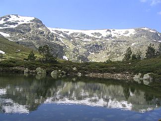 Der Gipfel befindet sich rechts, der See auf 2005 m