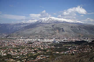 Mostar mit dem schneebedeckten Velež