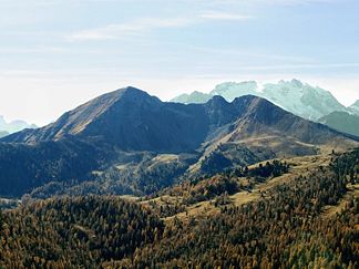 Der Col di Lana (links) und der benachbarte Monte Sief (rechts).