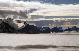 Blick von den Dallmannbergen nach Westen über den Glopeken auf den nördlichen Teil des Conradgebirges