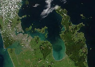 Aufnahme eines NASA-Erdbeobachtungssatelliten vom 23. Oktober 2002 mit der Stadt Auckland (links) dem Hauraki Gulf (mitte) und der Coromandel Peninsula (rechts).