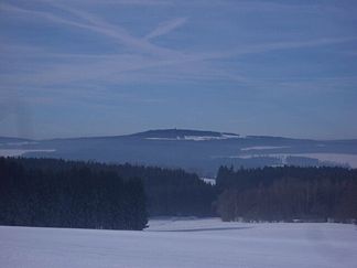 Blick auf den schneebedeckten Döbraberg von Osten