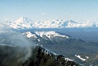 Dsensurski von Nordost vom Gipfel der Karymskaja Sopka, links hinten der markante konische Vulkan Korjakskaja Sopka