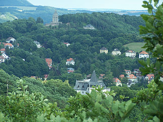 Blick von Westen über die Altstadt zur Göpelskuppe und dem Burschenschaftsdenkmal