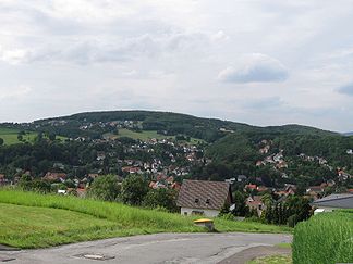 Die Ebenöde in Vlotho (linke Bildseite im Hintergrund) mit dem Blick auf das Siedlungsgebiet "U'pm-Schierenbrink" vom Winterberg aus gesehen.