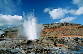 Laugarfjall hinter dem eruptierenden Großen Geysir