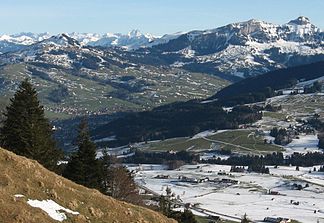 Fänerenspitz links, am Rechten Bildrand Hoher Kasten und links davon Kamor. Aufgenommen von der Hundwiler Höhe, im Schatten im Tal s'Dorf, wie die Appenzeller ihre Hauptstadt nennen und auf der Ebene im Vordergrund Golfplatz Gontenbad.