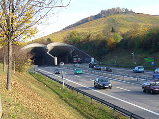 B 14 mit Westportalen des Kappelbergtunnels am Kappelberg