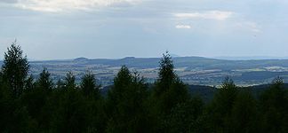 Blick auf die südlichen Lahnberge mit Frauenberg (halblinks), Stempel (365 m, Mitte) und Lichtem Küppel (368 m, halbrechts)