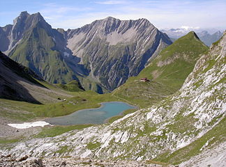 Freispitze (links) und Saxerspitze (2.690 m);im Vordergrund die Memminger Hütte mit ihren Hausberg, dem Seekogel (2.412 m) und dem Unteren Seewisee, von Osten gesehen