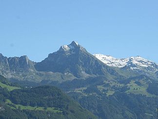 Der Fronalpstock (GL) von der Linthebene aus gesehen