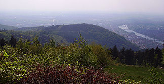 Blick vom Gipfel des Königsstuhls nach Westen auf den Gipfel des Gaisbergs. Rechts der Neckar, der zu seinen Füßen den Odenwald verlässt und in die Oberrheinische Tiefebene eintritt.