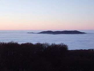 Der Gipfel des Galya-tető, vom Kékes aus gesehen, ragt aus dem Nebel