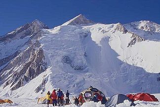 Gasherbrum III (links), Gasherbrum II (Bildmitte) und Gasherbrum Ost (die Kuppe ganz rechts)