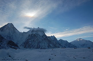 Der Baltoro Kangri (rechts), daneben Gasherbrum VI, VII und IV