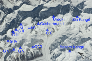 Die Gasherbrum-Gruppe aus dem Weltraum. Links der Gasherbrum-Kessel mit dem südlichen Gasherbrumgletscher, der in den Abbruzzigletscher mündet.