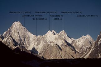 Die Westseiten von Gasherbrum IV, VII, V und VI (v.l.n.r.) vom Baltorogletscher aus