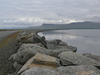 Gilsfjörður im Vordergrund, im Hintergrund li. die Vaðalfjöll