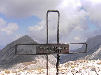 Gipfelkreuz des Pizzo Cefalone, im Hintergrund der Pizzo d'Intermesoli