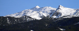 Der Glungezer (genauer: die Sonnenspitze) von Innsbruck aus gesehen. Links vorgelagert das Bärenbader Jöchl, rechts die Neunerspitze (2.285 m)