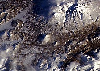 Bildmitte: Vulkan Golaja, oben rechts: Vulkan Assatscha