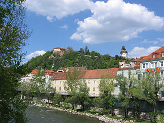 Schloßberg von der Hauptbrücke gesehenLinks die Stallbastei, rechts der Uhrturm