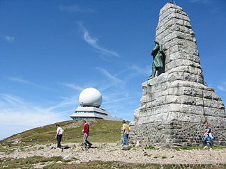 Gipfel mit Radarstation und Denkmal Diables bleus