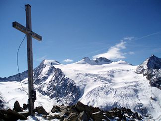 Gipfelkreuz mit Blick zum Zuckerhütl