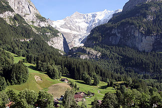: Das Gross Fiescherhorn (rechts) und Ochs (links) mit Unterem Grindelwaldgletscher von Grindelwald aus gesehen